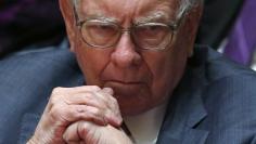 Financial investor Warren Buffett looks on during an announcement ceremony at Northwestern University in Evanston, Illinois, January 28, 2015.  REUTERS/Jim Young  