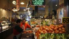 Men unload vegetables at Grand Central Market in Los Angeles, California, March 9, 2015.  REUTERS/Lucy Nicholson 