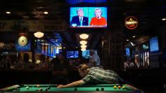Patrons at McGregor's Bar and Grill watch the first televised debate between Democratic presidential candidate Hillary Clinton and Republican presidential candidate Donald Trump in San Diego, California, September 26, 2016.  REUTERS/Sandy Huffaker