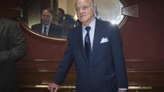 FILE PHOTO - CEO of Kohlberg Kravis Roberts & Co (KKR) Henry Kravis (C) departs after meeting India's Prime Minister Narendra Modi at a breakfast in the Manhattan borough of New York September 29, 2014.    REUTERS/Carlo Allegri 