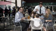 A family is served drinks at a restaurant  in New York September 17, 2012. REUTERS/Andrew Burton  