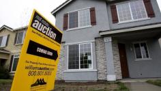 An auction sign is displayed in front of a home in Stockton, California February 2, 2008. REUTERS/Kimberly White 