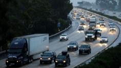 Traffic moves through the rain along interstate 5 in Encinitas, California December 3, 2014.   REUTERS/Mike Blake/File Photo 