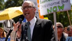 Democratic National Committee Chairman Tom Perez rallies with protesters against U.S. President Donald Trump's firing of Federal Bureau of Investigation (FBI) Director James Comey, outside the White House in Washington, U.S. May 10, 2017.  REUTERS/Jonath