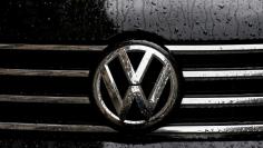 Raindrops are seen on the badge of a diesel Volkswagen Passat in central London, Britain September 22, 2015. REUTERS/Stefan Wermuth  