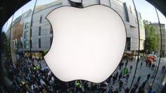 Apple shares tumble 4 percent in heavy trade
