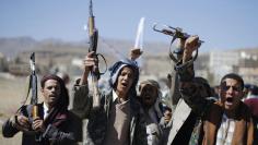 Followers of the Houthi movement shout slogans during a gathering to show support to the movement, outside the Presidential Palace in Sanaa February 4, 2015.  REUTERS/Khaled Abdullah 