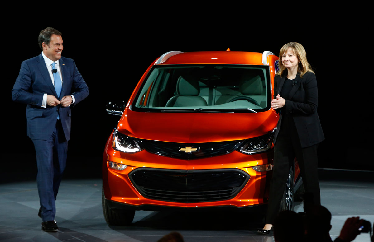 GM&#039;s Barra and Reuss introduce the 2016 Chevrolet Bolt EV electric vehicle at the North American International Auto Show in Detroit