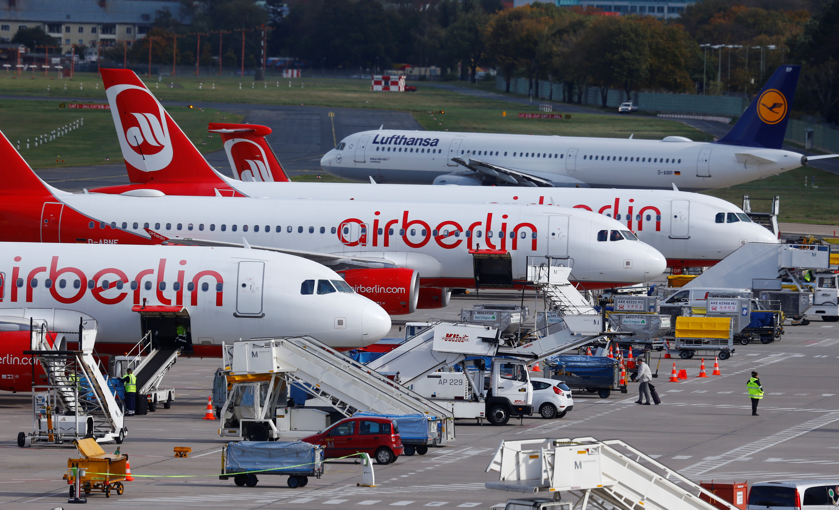 Самолет до берлина. Эйр Берлин. Самолет airberlin. Берлин авиалинии. Берлин с самолета.