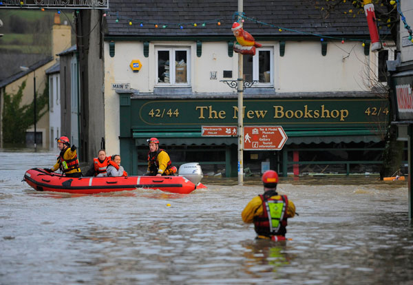 		<p>Residents are transported in a lifeboat to avoid floodwater in Cockermouth, northern England November 20, 2009. Parts of Britain are set to be battered by the worst storm of the year so far, forecasters warned earlier this month, with heavy rain and 