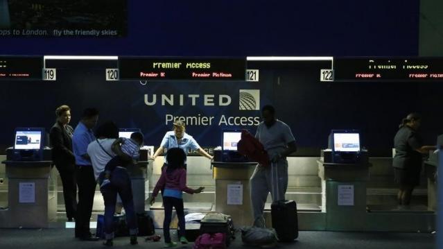 People are seen in the United Airlines terminal at Newark International Airport in New Jersey, July 22, 2014.  REUTERS/Eduardo Munoz 