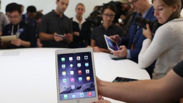 A new iPad is seen follownig a presentation at Apple headquarters in Cupertino, California October 16, 2014.  REUTERS/Robert Galbraith