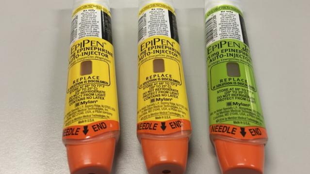 EpiPen auto-injection epinephrine pens manufactured by Mylan NV pharmaceutical company for use by severe allergy sufferers are seen in Washington, U.S. August 24, 2016.  REUTERS/Jim Bourg
