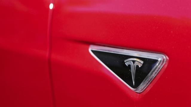 The Tesla logo is seen on a Tesla Model S P85D outside the company&#039;s headquarters in Palo Alto, California April 30, 2015. REUTERS/Elijah Nouvelage 
