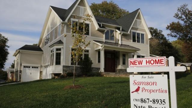 FILE PHOTO: A real estate sign advertising a new home for sale is pictured in Vienna, Virginia, U.S. October 20, 2014.  REUTERS/Larry Downing/File Photo