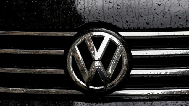 Raindrops are seen on the badge of a diesel Volkswagen Passat in central London, Britain September 22, 2015. REUTERS/Stefan Wermuth  