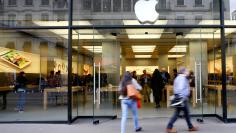 FILE PHOTO: People walk in front of a branch of U.S. technology company Apple in Zurich, Switzerland April 5, 2016. REUTERS/Arnd Wiegmann/File Photo