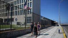 FILE PHOTO: Tourists pass by the U.S. Embassy in Havana, February 18, 2016. REUTERS/Alexandre Meneghini  