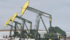 Pumpjacks taken out of production temporarily stand idle at a Hess site while new wells are fracked near Williston, North Dakota November 12, 2014.   REUTERS/Andrew Cullen