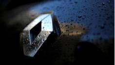 Raindrops cover the logo of French car manufacturer Renault on a automobile seen in Paris, France, January 14, 2016.    REUTERS/Christian Hartmann/File Photo 