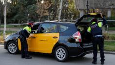 Catalan regional police officers carry out security checks on vehicles outside Catalonia's regional parliament in Barcelona, Spain, January 30, 2018.  REUTERS/Rafael Marchante