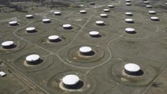 Crude oil storage tanks are seen from above at the Cushing oil hub, in Cushing, Oklahoma, March 24, 2016.   REUTERS/Nick Oxford/File Photo 