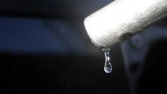Gasoline drips off a nozzle during refueling at a gas station in Altadena, California March 24, 2012. REUTERS/Mario Anzuoni  