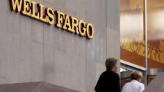 FILE PHOTO: Customers approach the Wells Fargo & Co. bank in downtown Denver, U.S., April 13, 2016.  REUTERS/Rick Wilking/File Photo