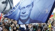 Putin pledges unity on return to Kremlin, protesters held