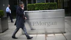 FBI probes JPMorgan, shareholders back Dimon