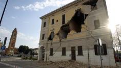 Italy quake kills at least six, damages historic buildings