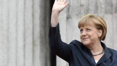 Merkel lauds wage deals, signals backing growth moves