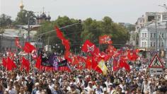 Russians protest against Putin despite pressure