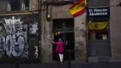 Moody's slashes Spain debt ratings three notches