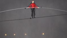 Stuntman Nik Wallenda completes tightrope walk across Niagara Falls